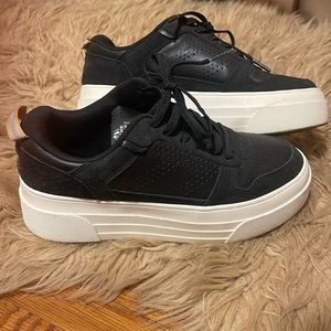 Le TIGRE Midtown Platform Leather Sneaker Size 6